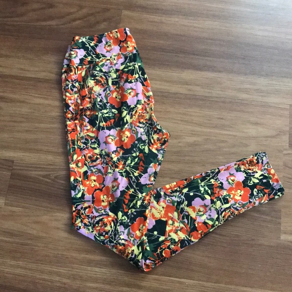 LuLaRoe Pants - LulaRoe OS Flower Leggings 🌸